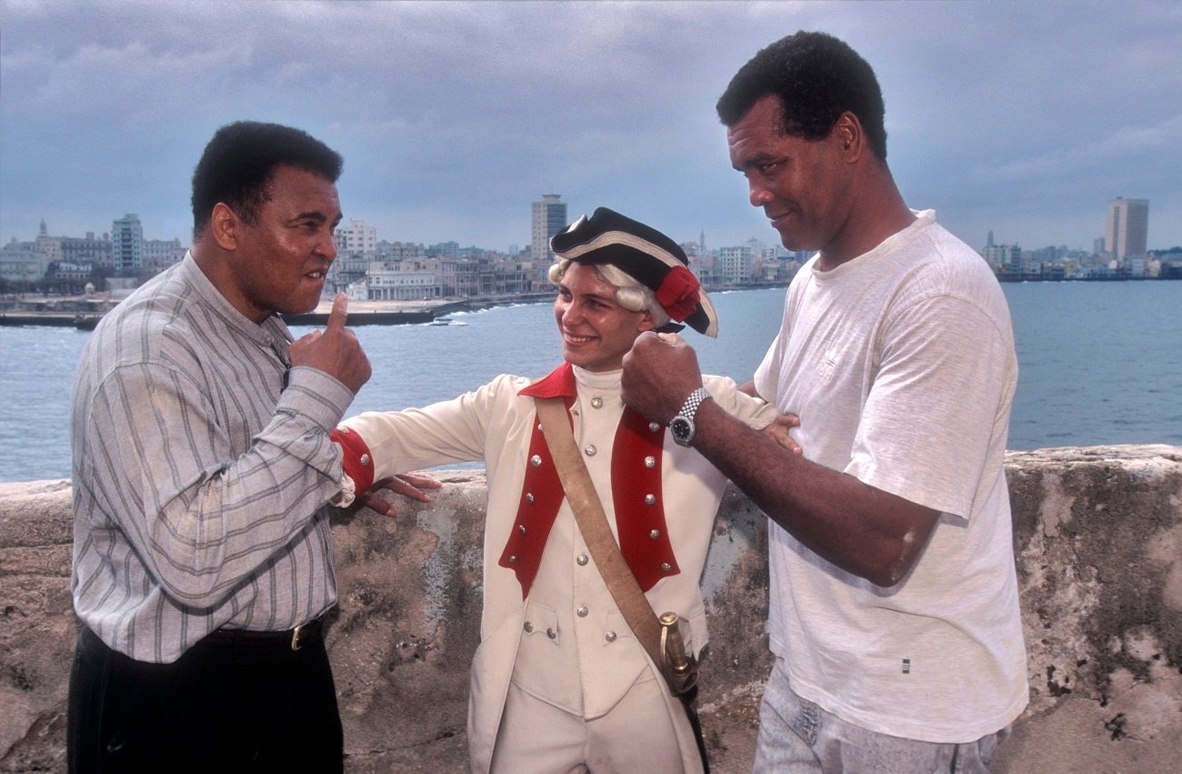 HAVANA, CUBA - JANUARY 20: Boxing legend Muhamad Ali (L) and Cuba?s boxing legend Teofilo Stevenson (R) spar jokingly at the El Morro lighthouse, on January 20, 1996, in Havana, Cuba. Stevenson, who won 3 Olympic Gold medals, died of heart attack at the age of 60 on June 11, 2012, in Havana, Cuba. (Photo by Sven Creutzmann/Mambo photo/Getty Images)