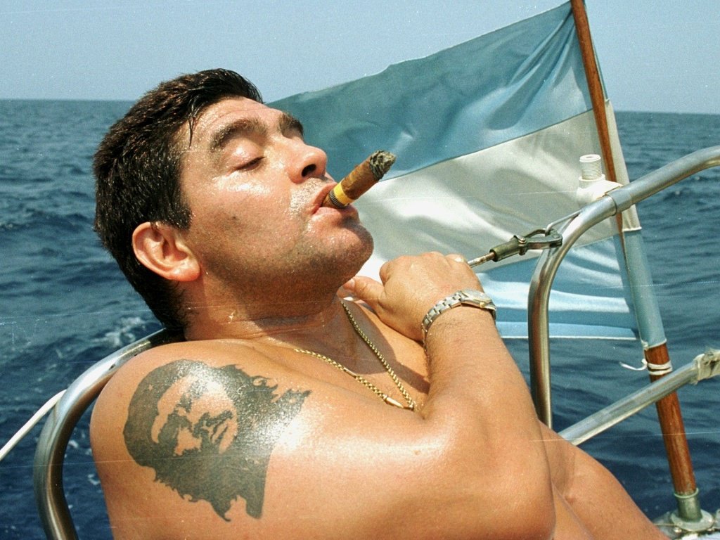 exibindo-a-tatuagem-do-lider-cubano-che-guevara-no-braco-direito-maradona-navega-no-mar-de-havana-em-cuba-1279915700437_1024x768
