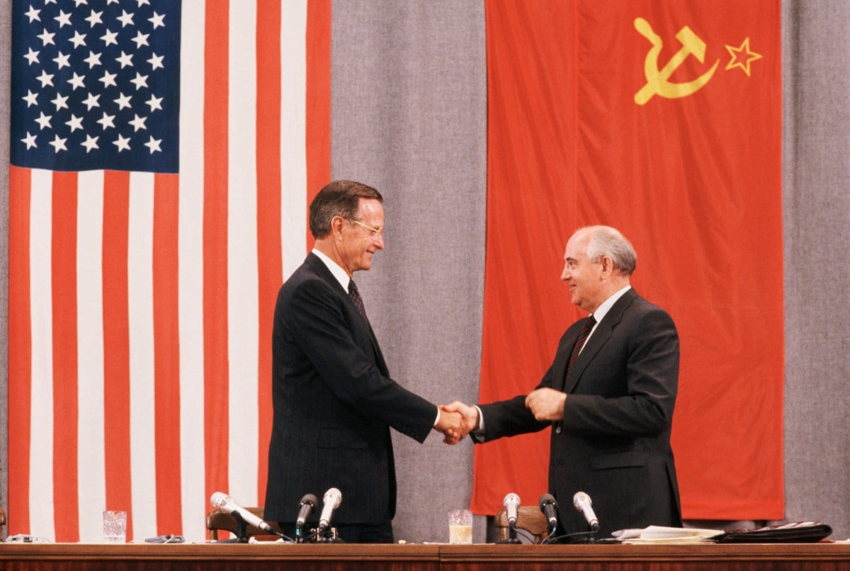 31 Jul 1991, Moscow, Russia --- Presidents Bush and Gorbachev shake hands at the end of a press conference about the peace summit in Moscow. --- Image by © Peter Turnley/Corbis